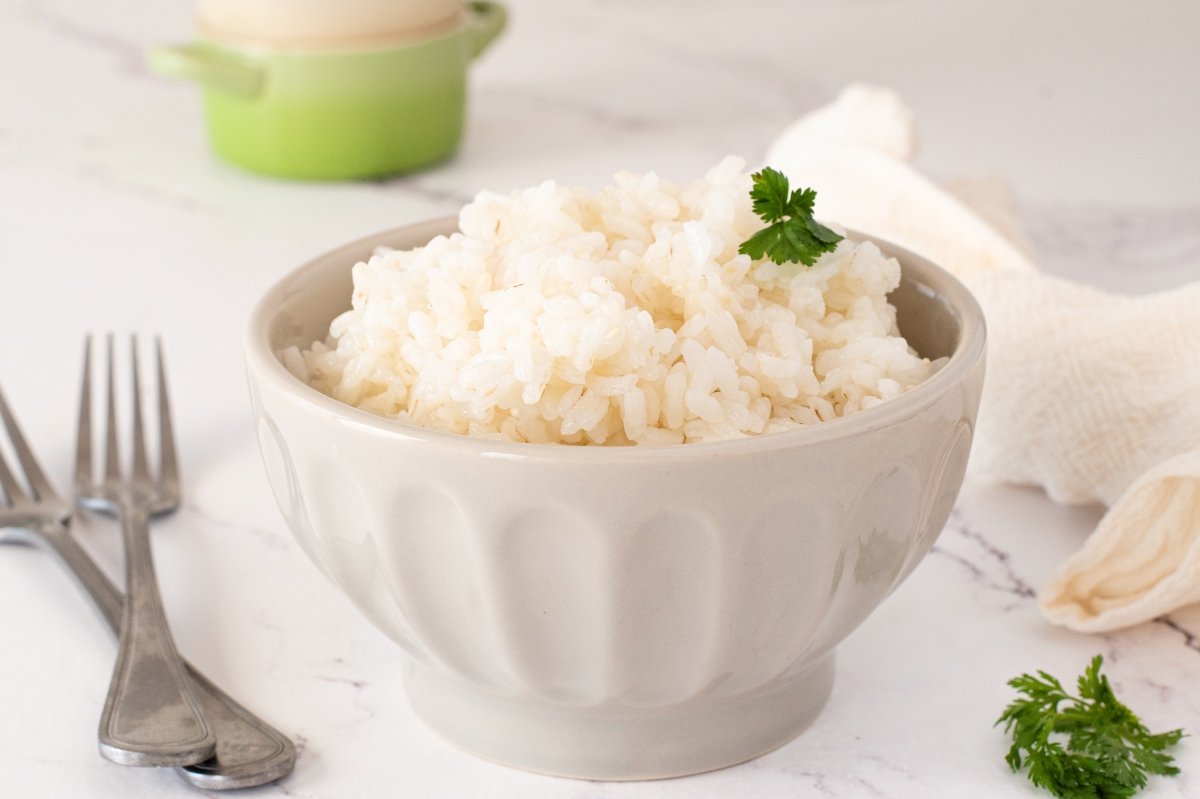Arroz blanco al microondas listo para ser servido