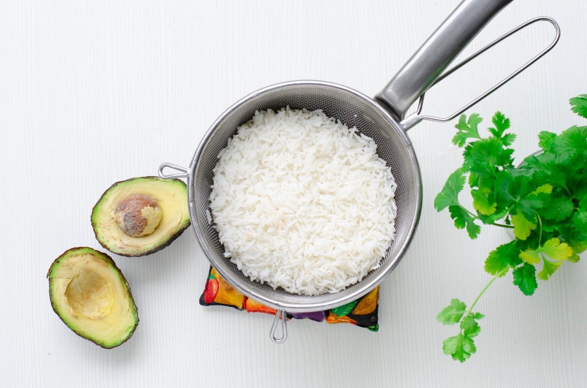 Arroz blanco escurrido para hacer camarones a la diabla