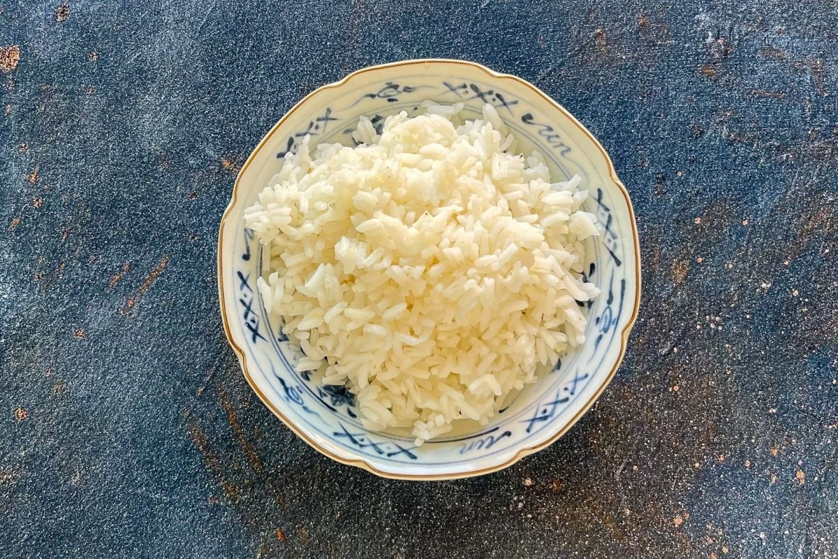Arroz blanco hervido para elaborar arroz sucio