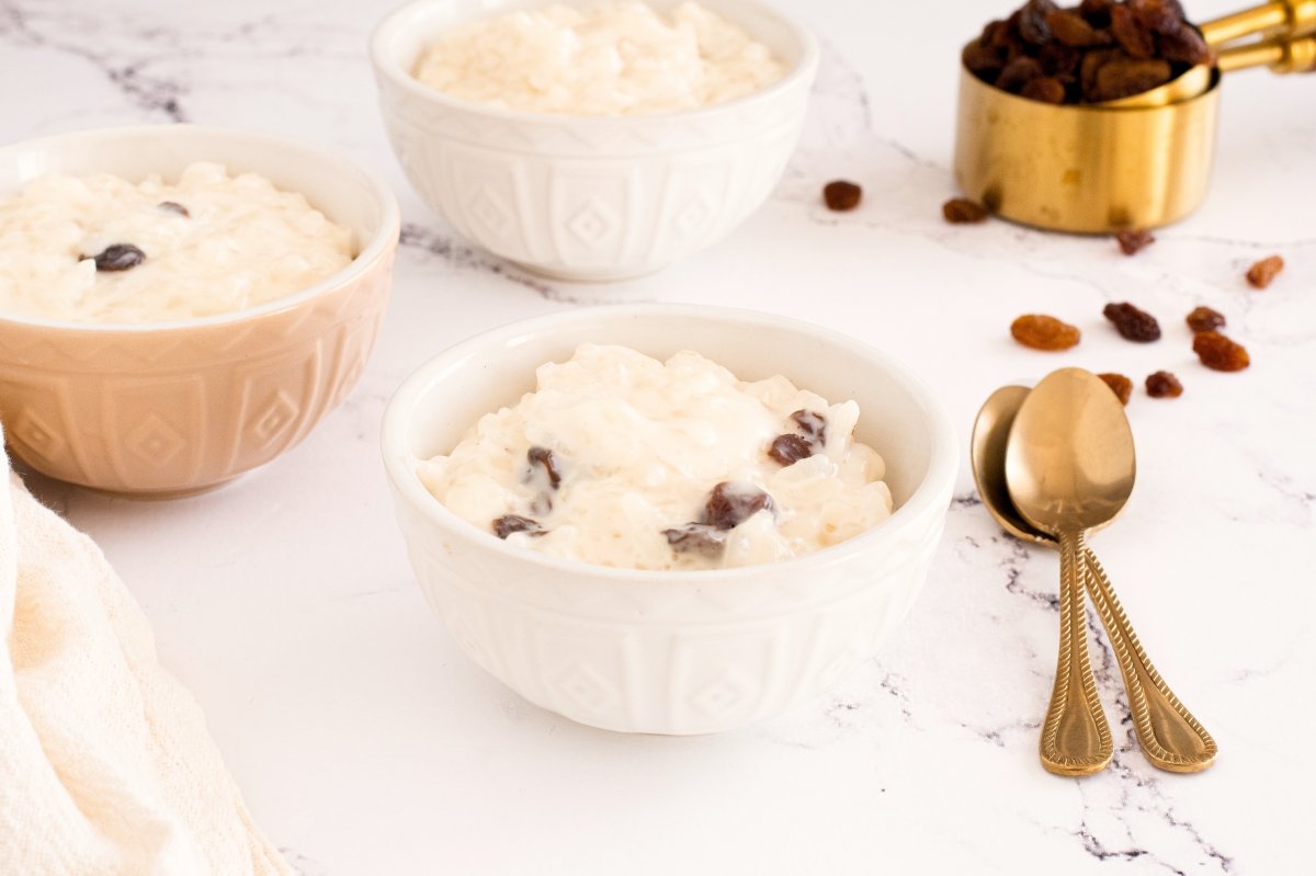 Arroz con leche colombiano listo para servir