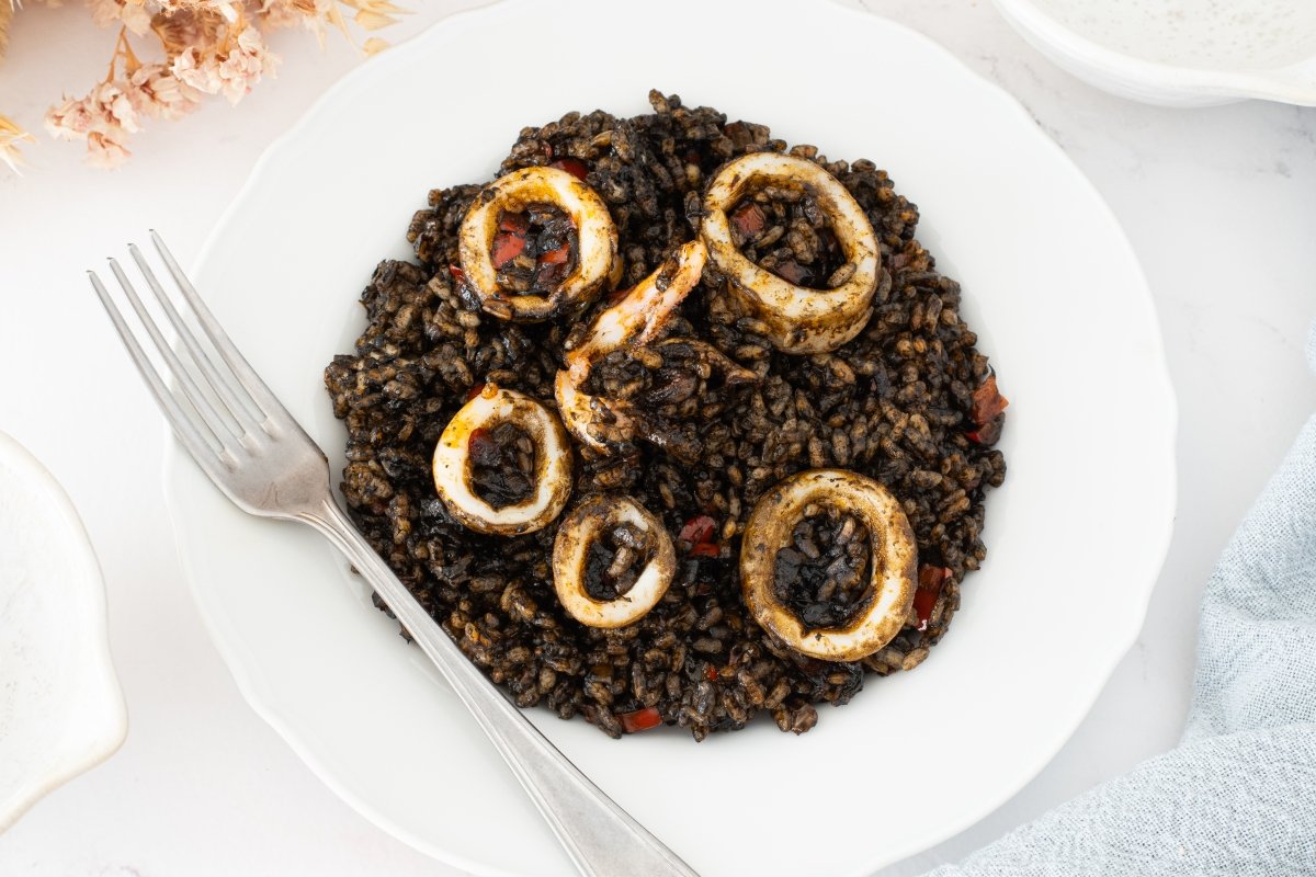 Arroz negro con calamares listo para servir