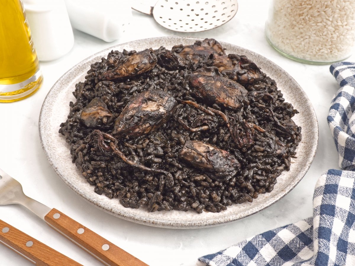 Arroz negro con chipirones