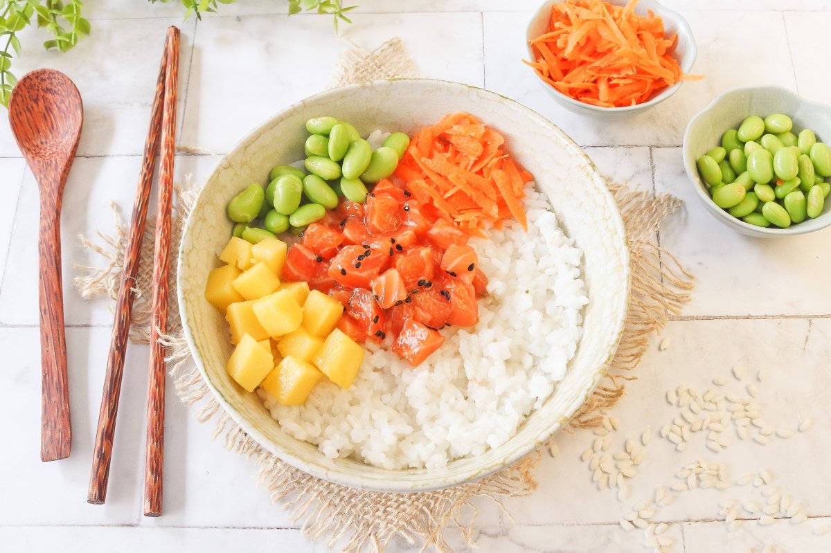Arroz para poke bowl con guarniciones