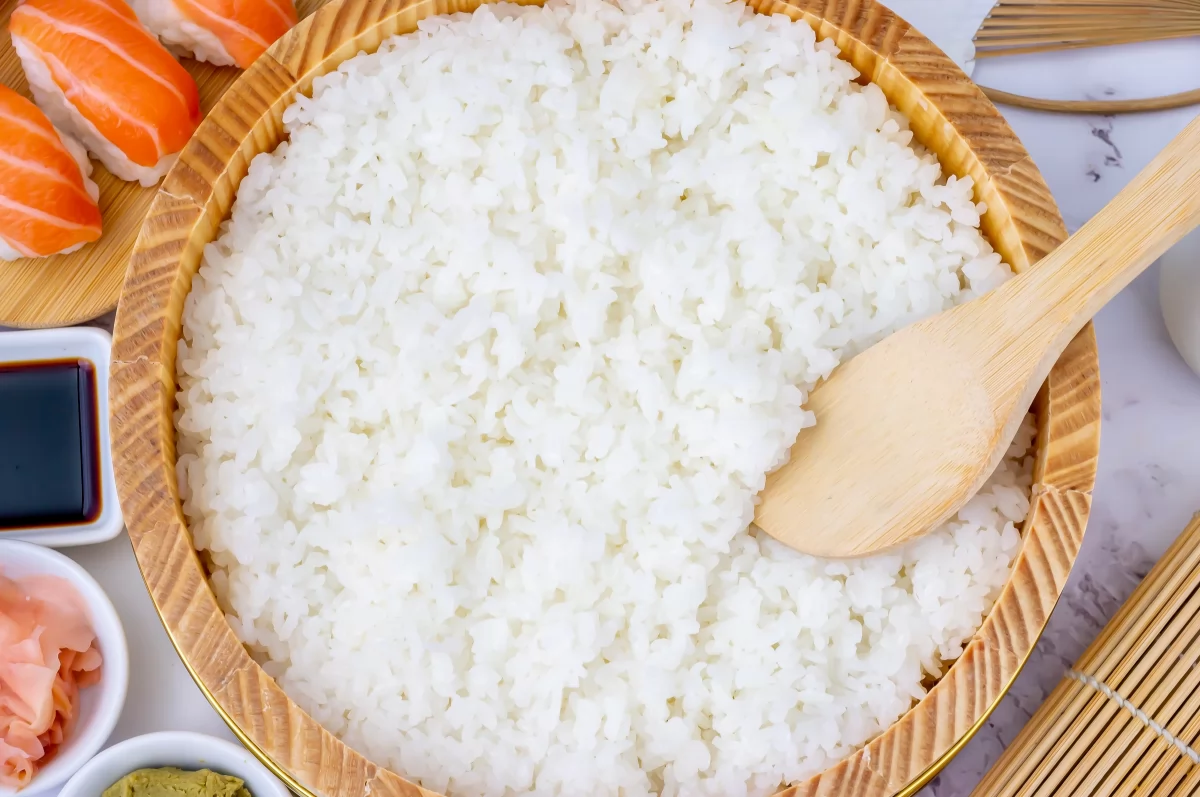 Arroz para sushi en bol de madera