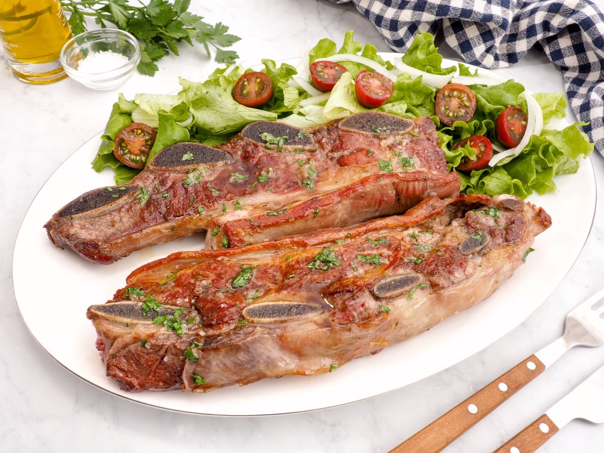 Asado de tira a la plancha listo para servir