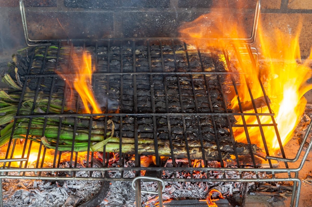 Asar de nuevo los calçots a la brasa