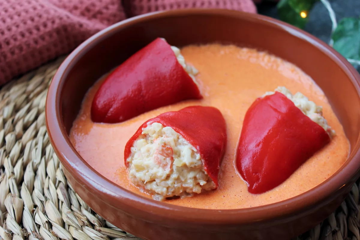 Aspecto de la cazuela con los pimientos del piquillo rellenos antes de hornear