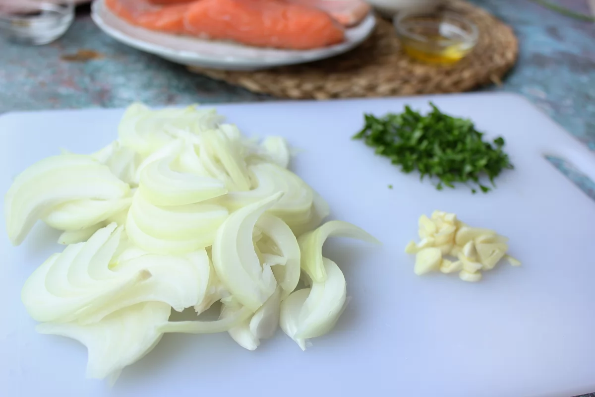 Salmón en salsa de cebolla 3 Aspecto de la cebolla, el ajo y el perejil una vez troceado