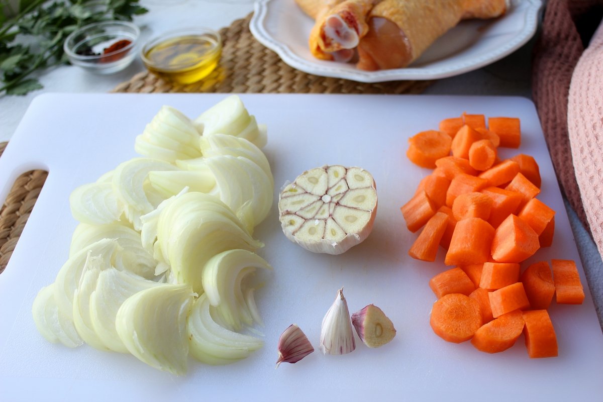 Aspecto de la cebolla, las zanahorias y los dientes de ajo una vez troceados
