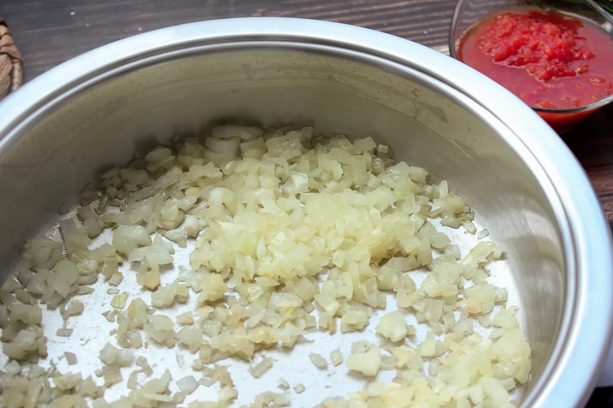 Aspecto de la cebolla sofrita para las patatas a la marinera