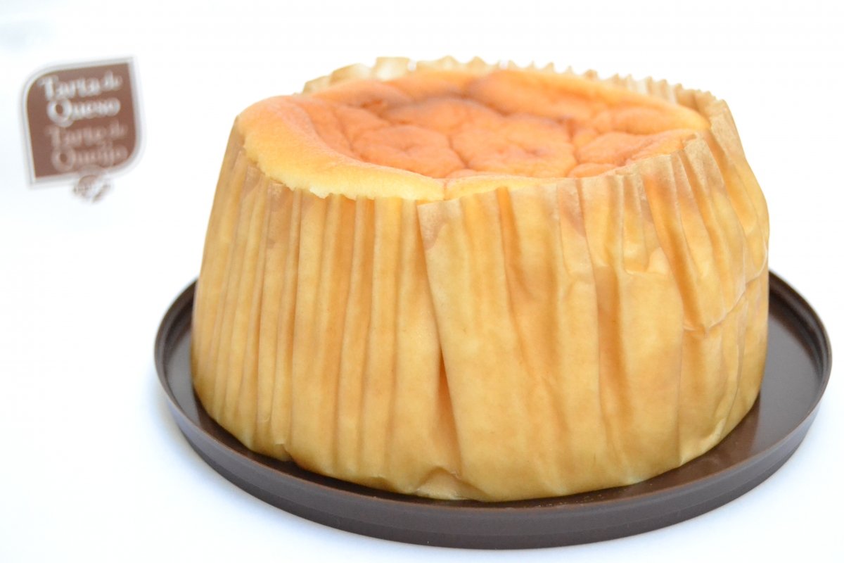 Aspecto de la cheesecake de Mercadona con la envoltura de papel