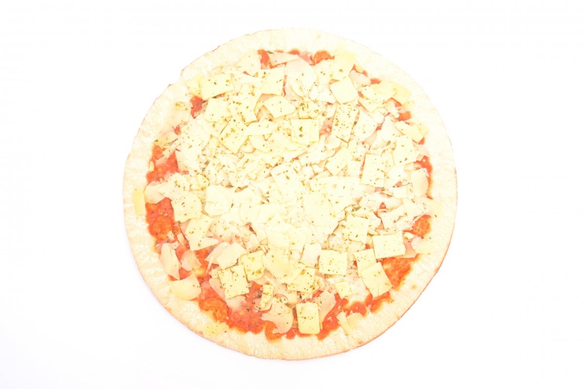 Aspecto de la pizza cuatro quesos Hacendado fuera de su envase