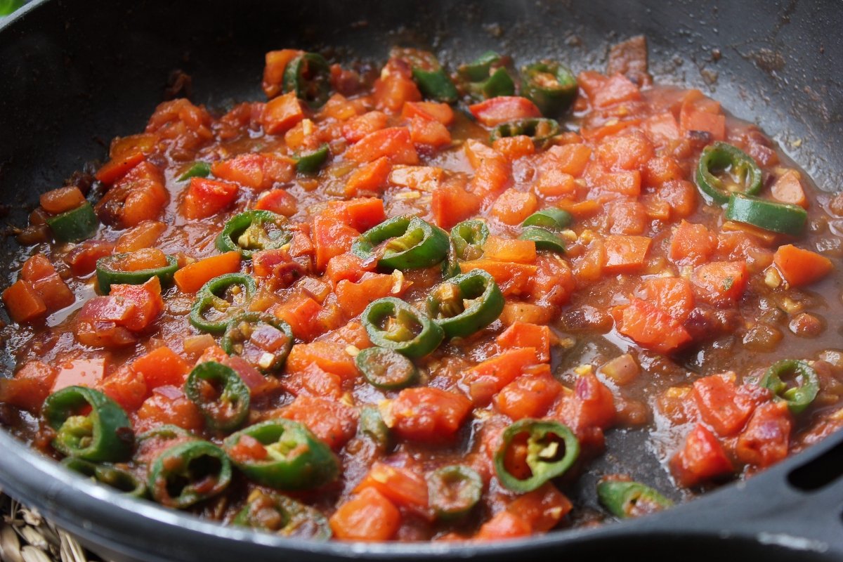 Aspecto de la salsa tras la adición y cocción del tomate