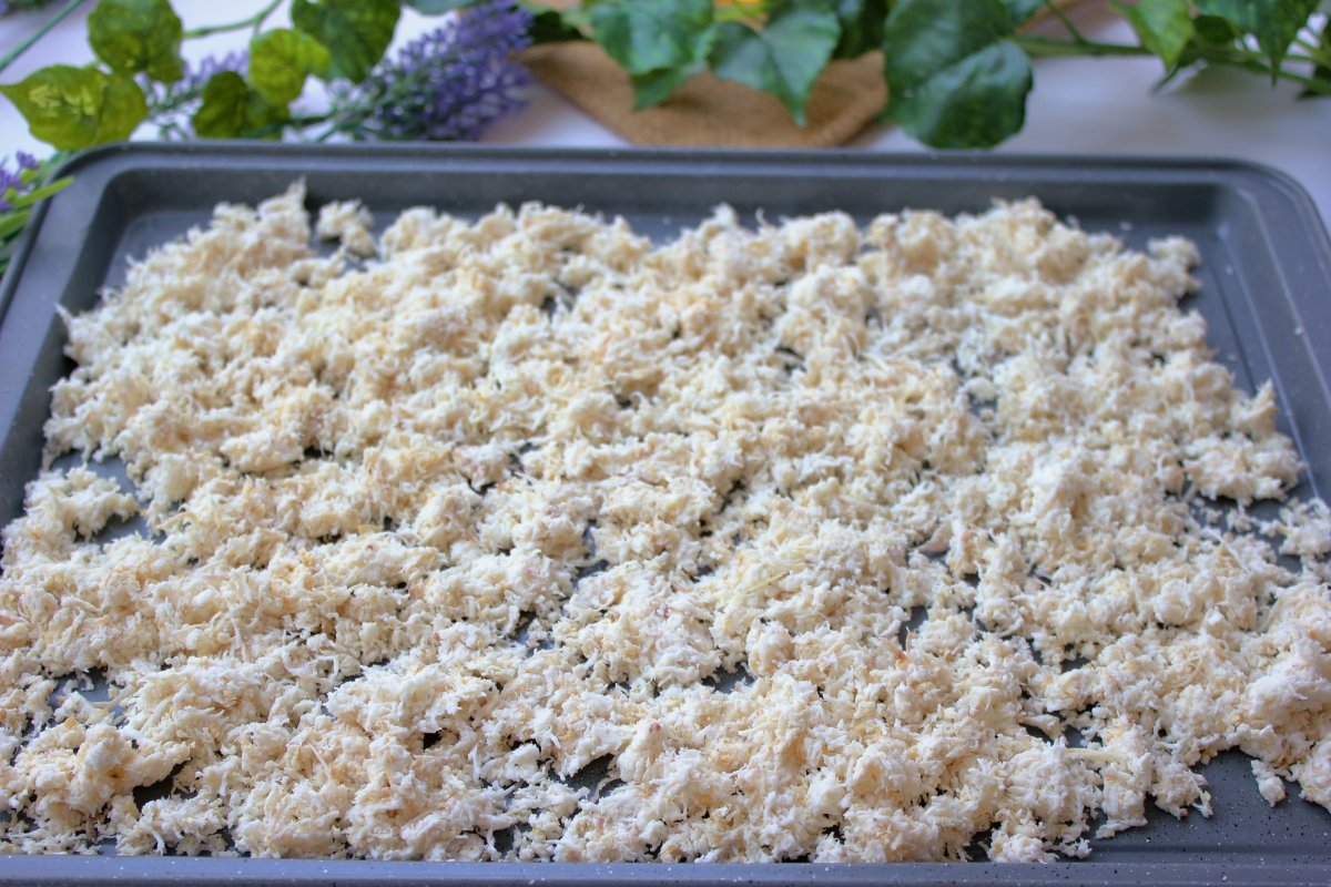 Appearance of grated cassava once pressed and spread on a tray