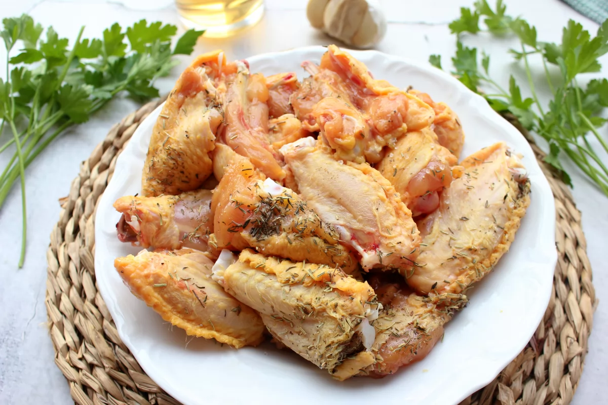Alitas de pollo al ajillo 3 Aspecto de las alitas de pollo condimentadas *