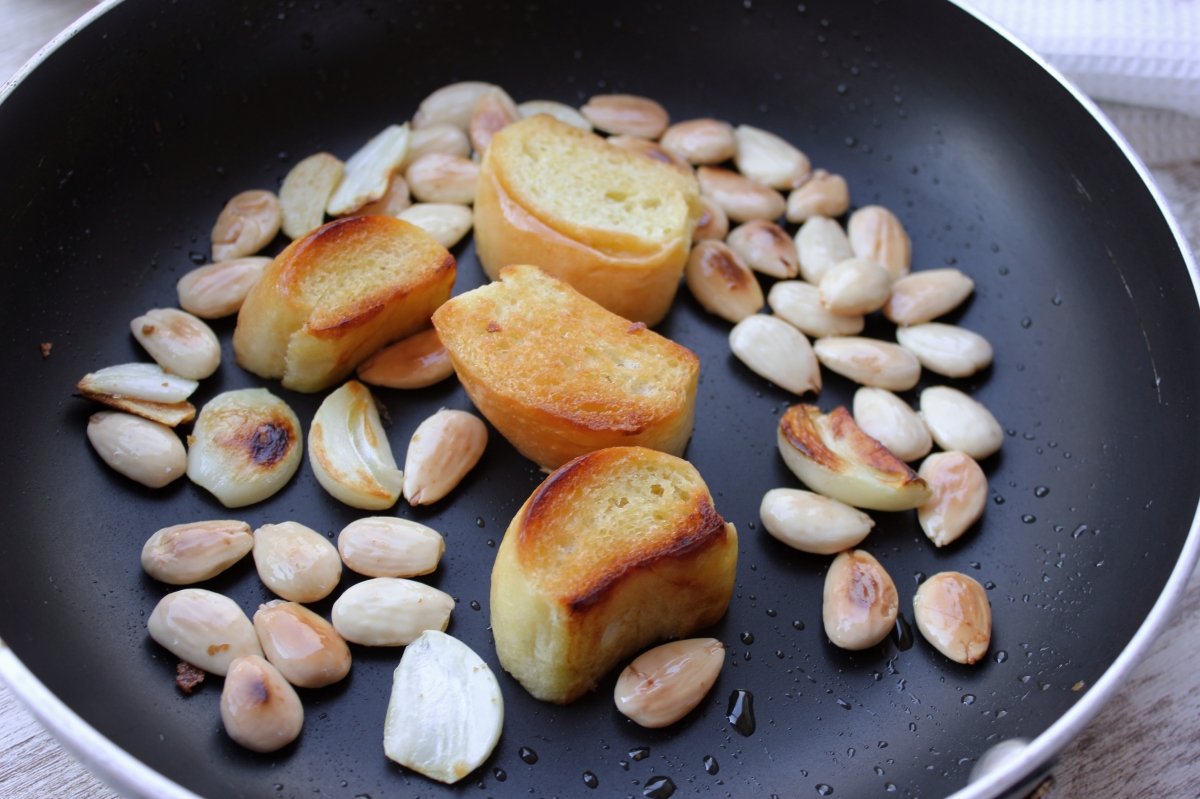 Appearance of roasted almonds, garlic and bread