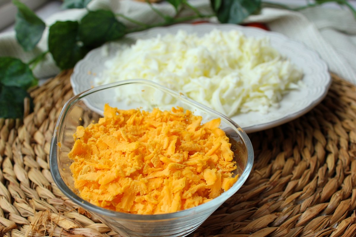 Appearance of grated egg yolks and egg whites
