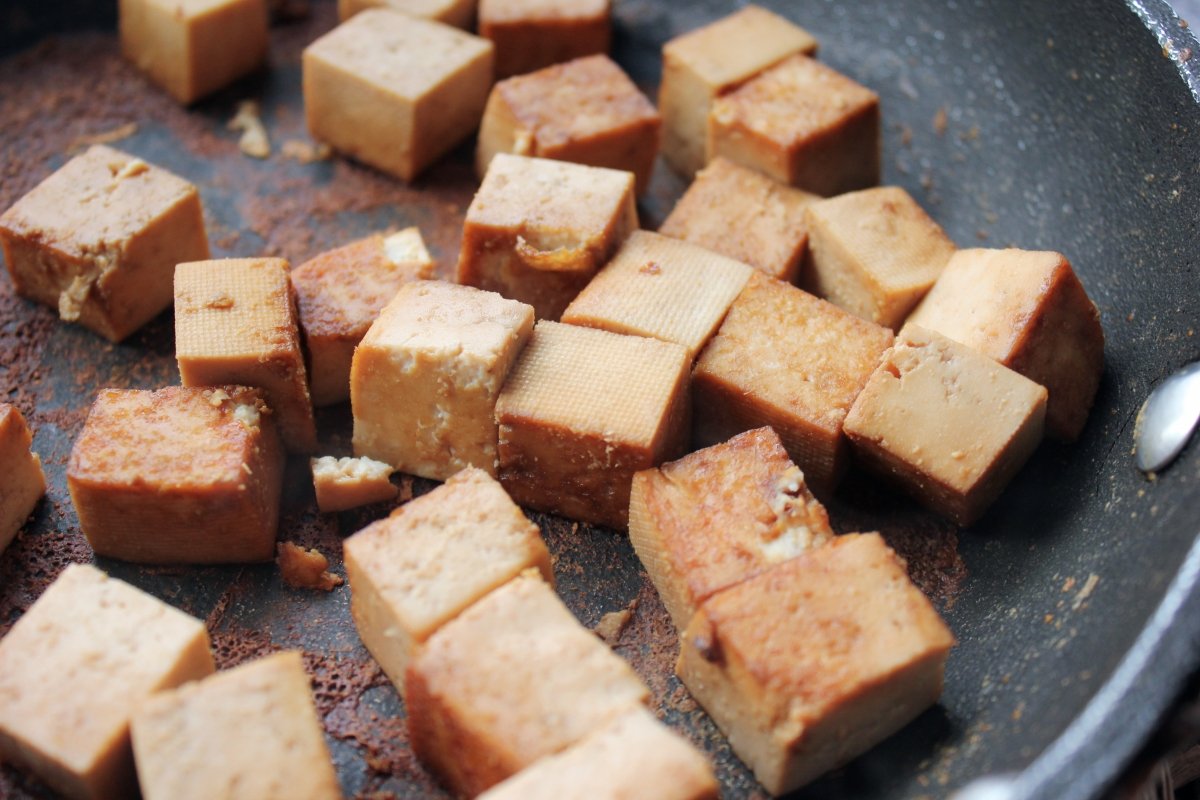 Aspecto de los dados de tofu marinado una vez salteados