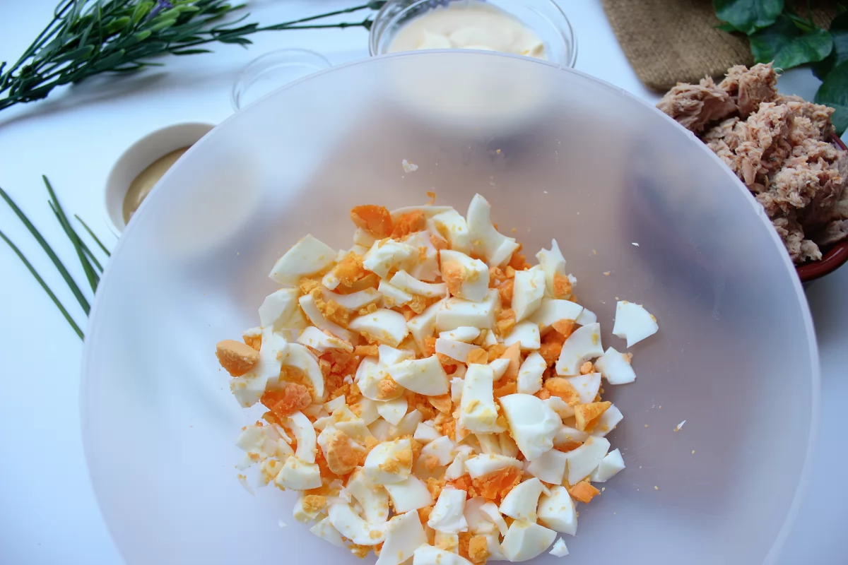 Ensalada de atún y huevo con mayonesa 3 Aspecto de los huevos una vez pelados y troceados