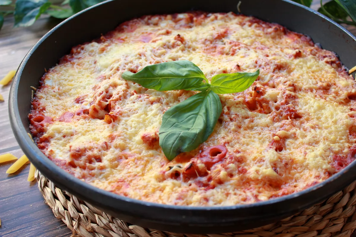 Aspecto de los macarrones al horno gratinados recién hechos *