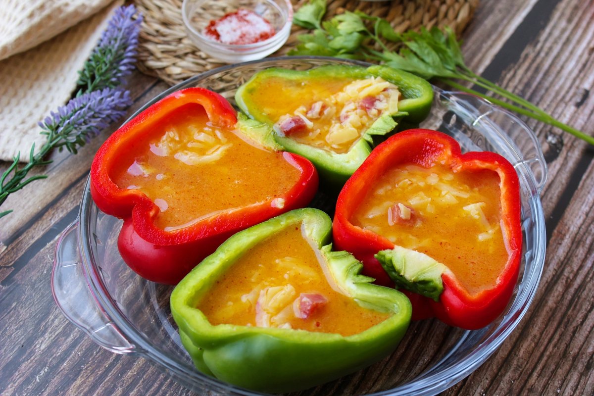 Aspecto de los pimientos rellenos con la mezcla de huevo y queso