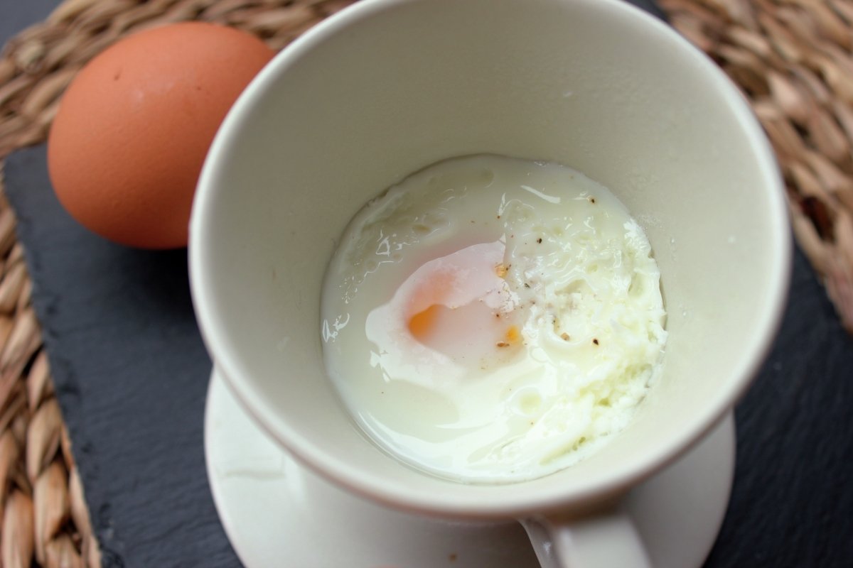 Aspecto del huevo tras 40 segundos de cocción en el microondas