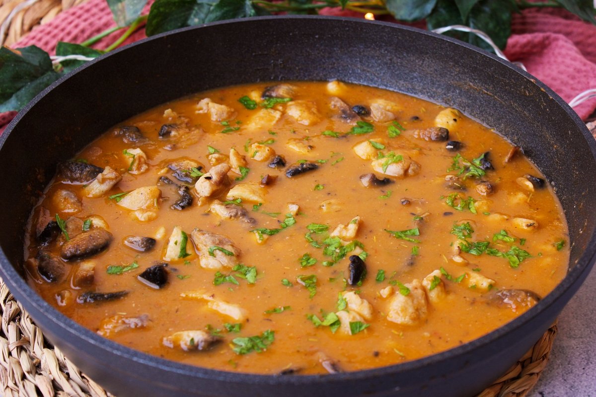 Appearance of freshly cooked chicken with mushrooms