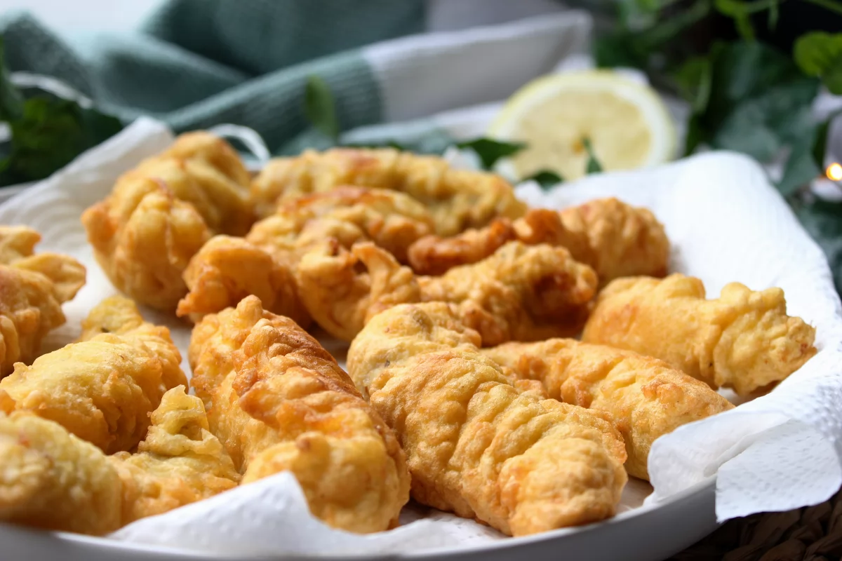 Aspecto del rape rebozado sobre papel absorbente