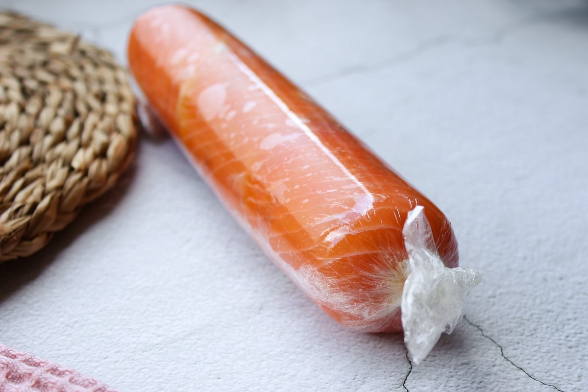 Aspecto del rulo de salmón ahumado relleno