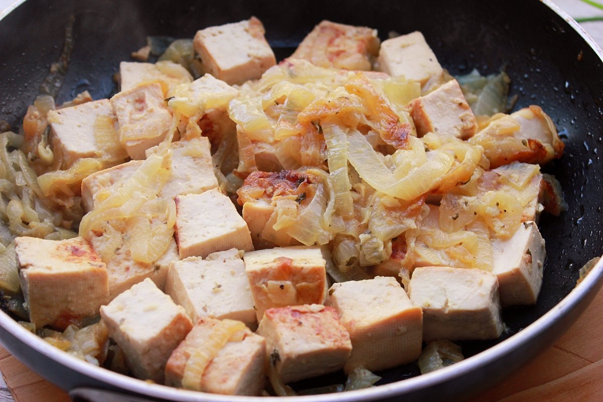Aspecto del tofu encebollado recién hecho