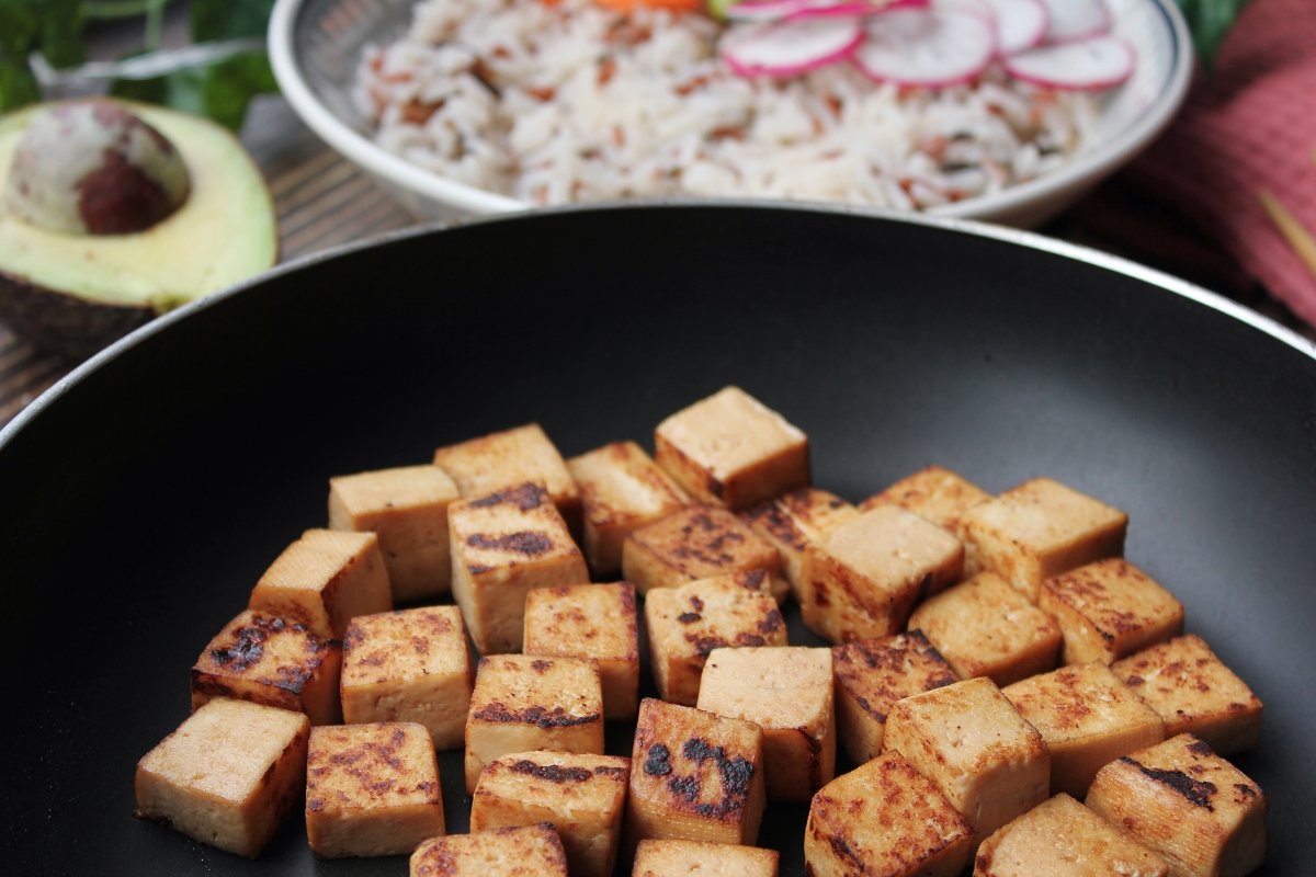 Aspecto del tofu marinado una vez salteado
