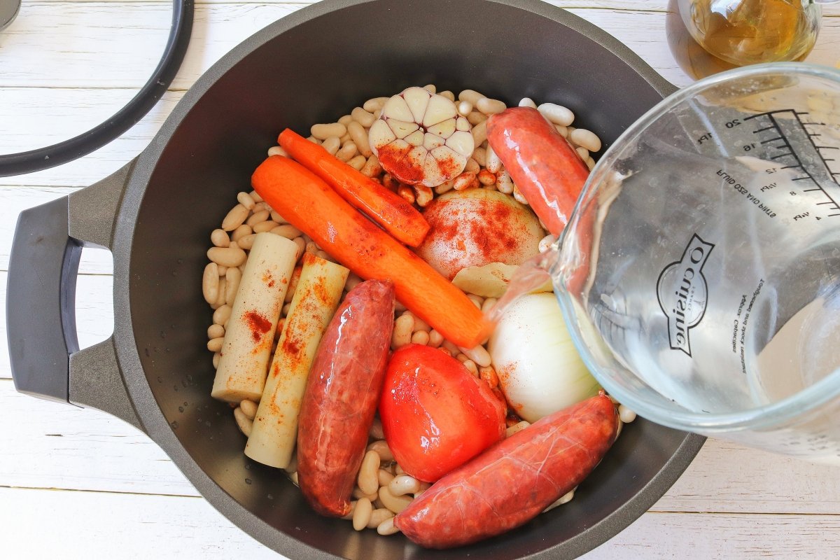 Asustamos las alubias con caldo frío