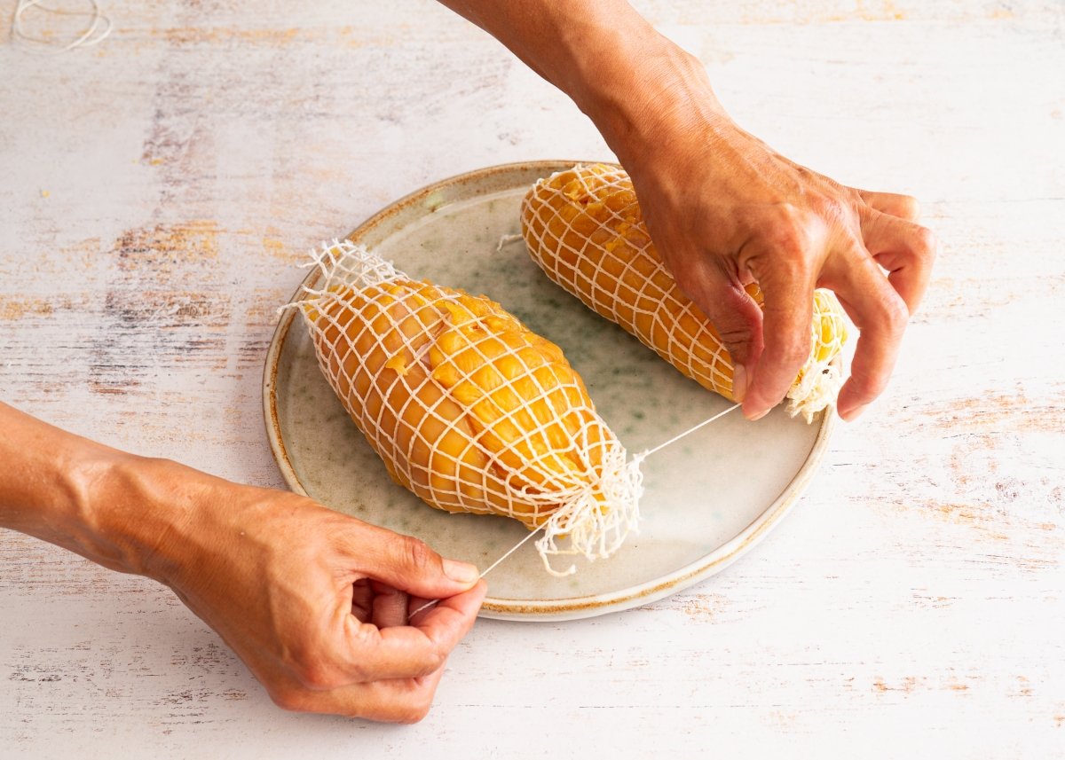 Atando el roti de pollo