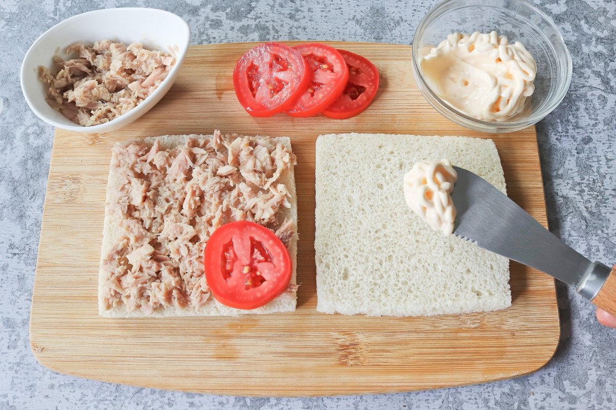 Atún y tomate sándwich de miga