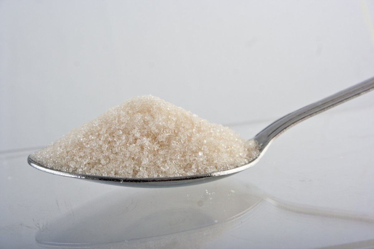 Azúcar es el nombre popular con el que se conoce a la sacarosa