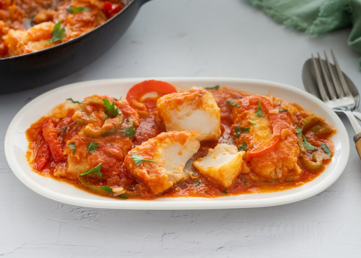 Bacalao con tomate y pimientos casero