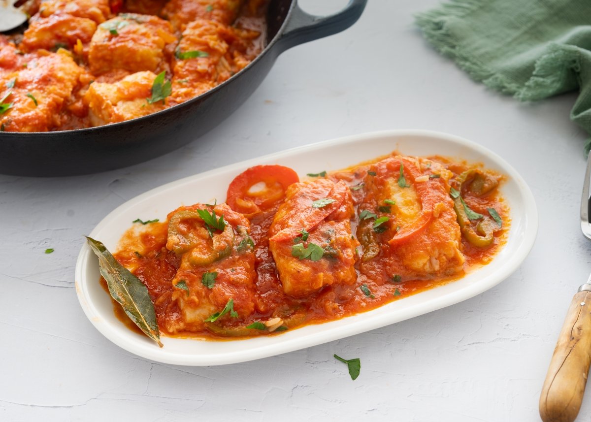 Bacalao con tomate y pimientos jugoso