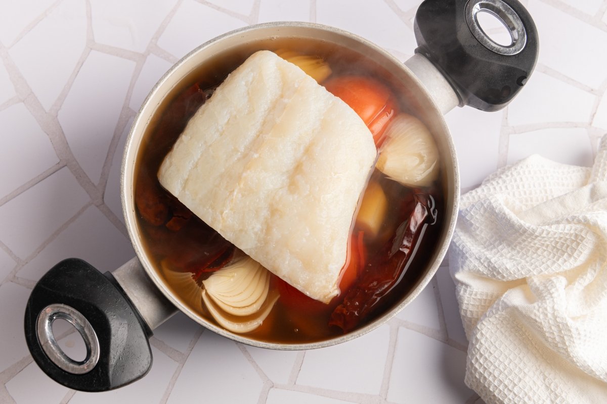 Bacalao desalado a cocer para hacer ajo colorao