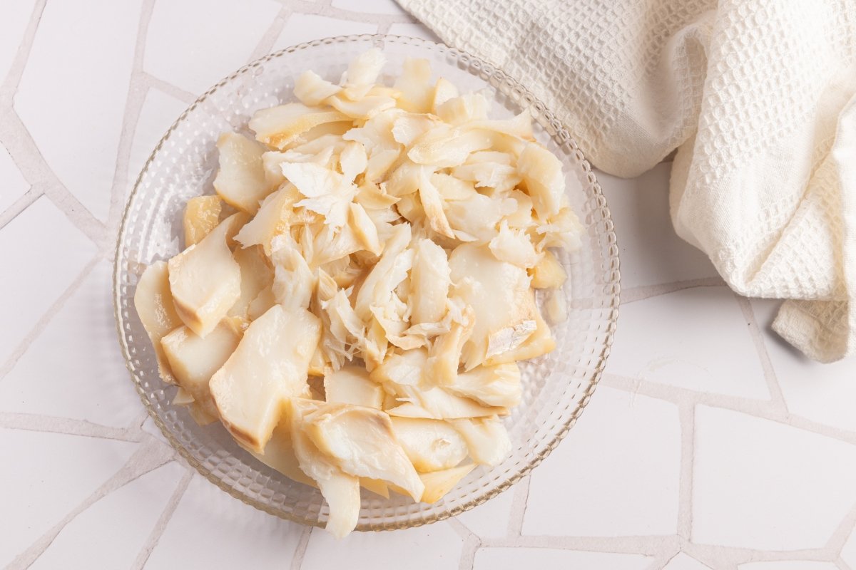 Bacalao desmigado para el ajo colorao
