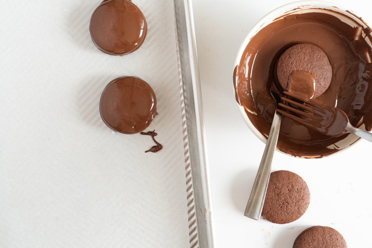 Bañamos en chocolate los alfajores