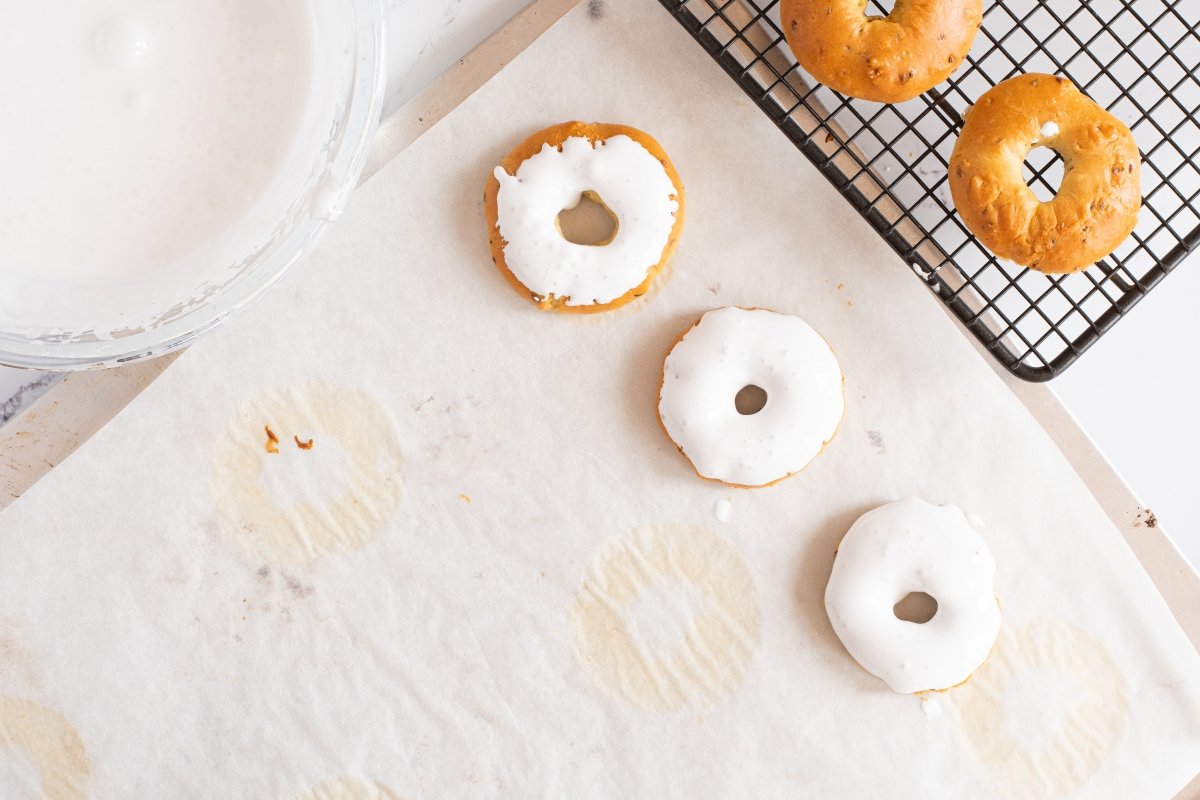 Bañamos en el merengue las rosquillas de Santa Clara