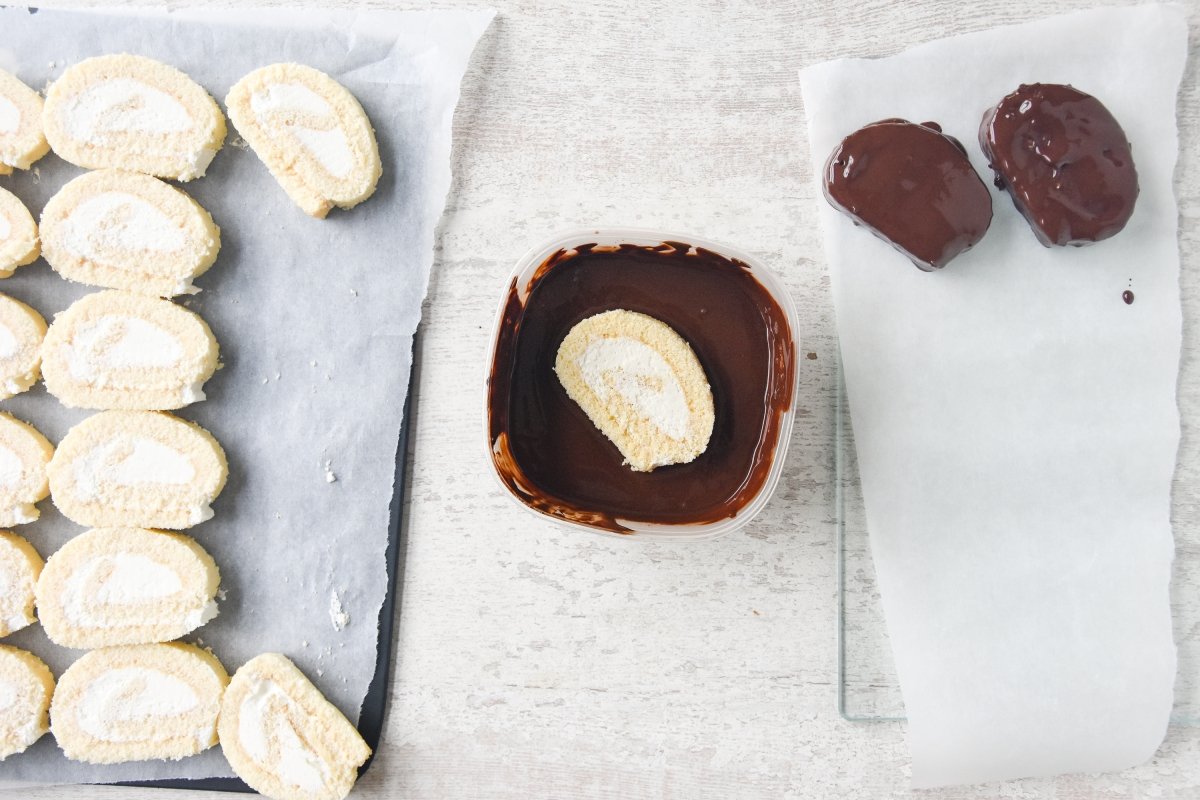 Bañamos las porciones en chocolate por ambos lados