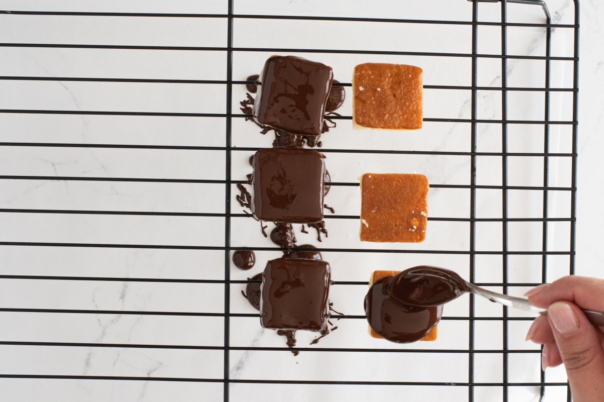 Bañamos los bizcochos con chocolate