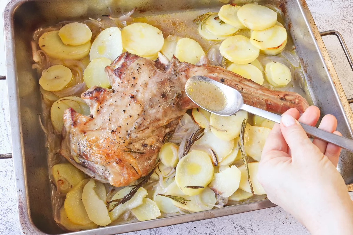 Bañando la paletilla de cordero con salsa