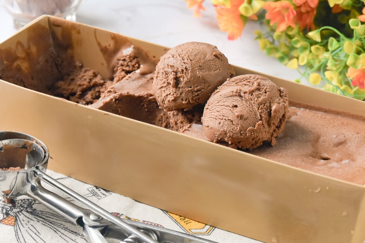 Bathe the ice cream in chocolate