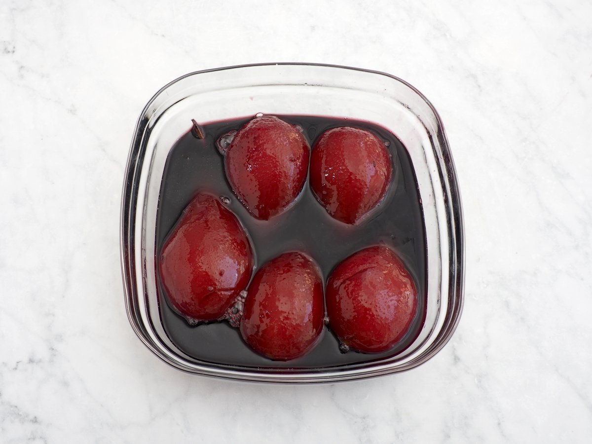 Bañar las peras con la salsa de vino