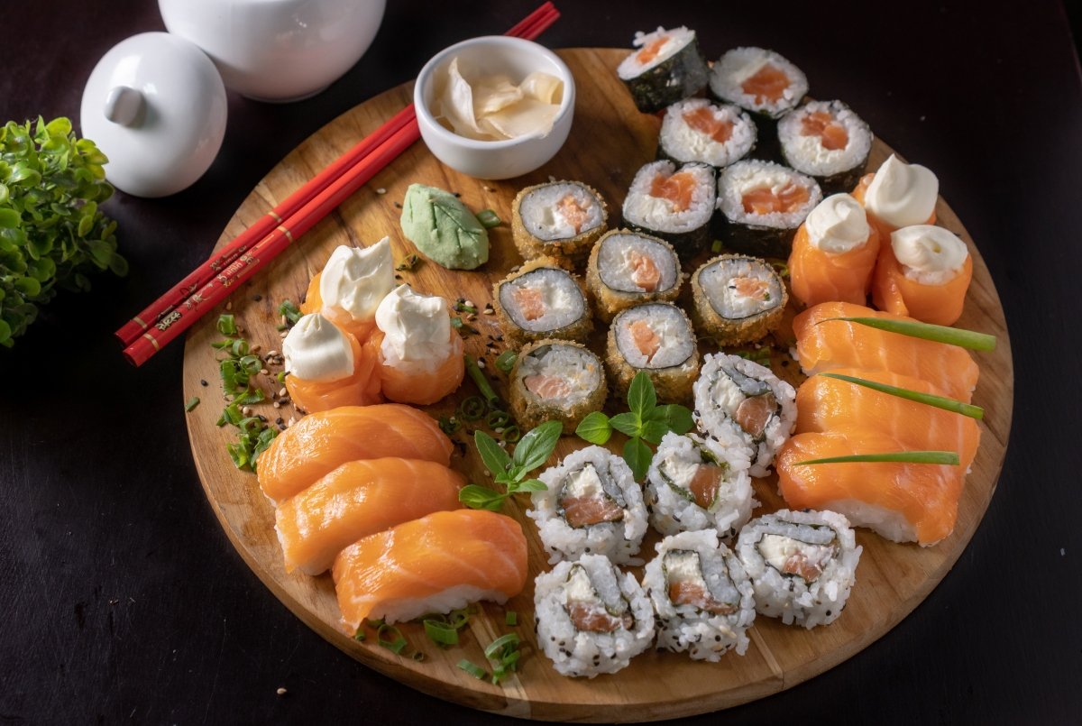 Bandeja con diferentes tipos de sushi