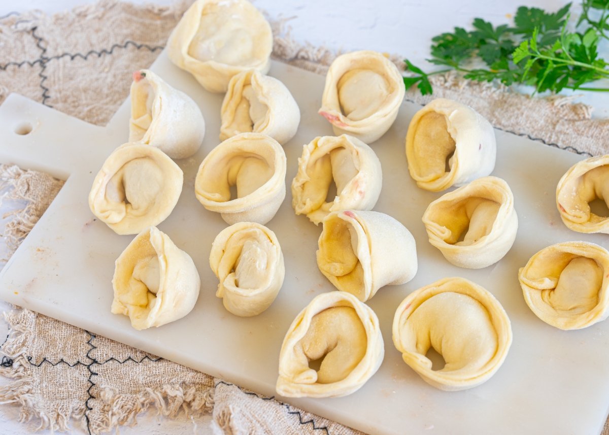 Bandeja de pelmeni lista para congelar