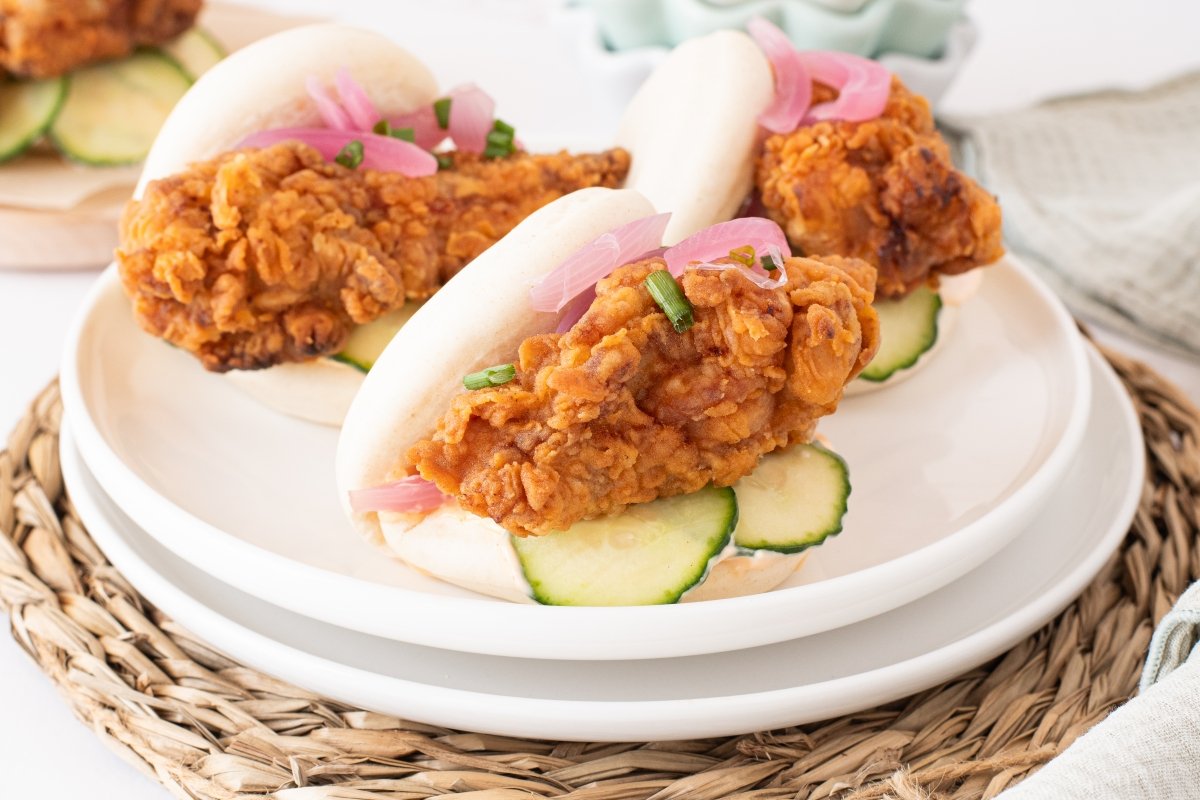 Bao de pollo en el plato