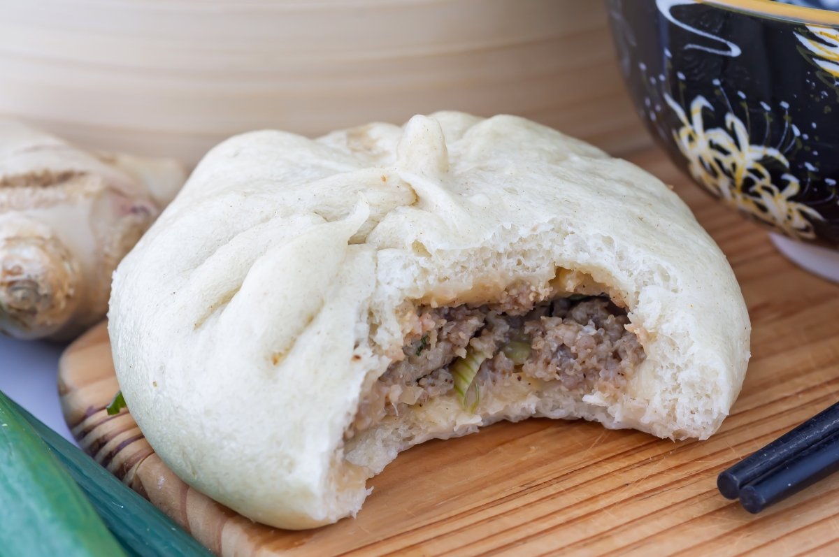 Baozi casero con un mordisco